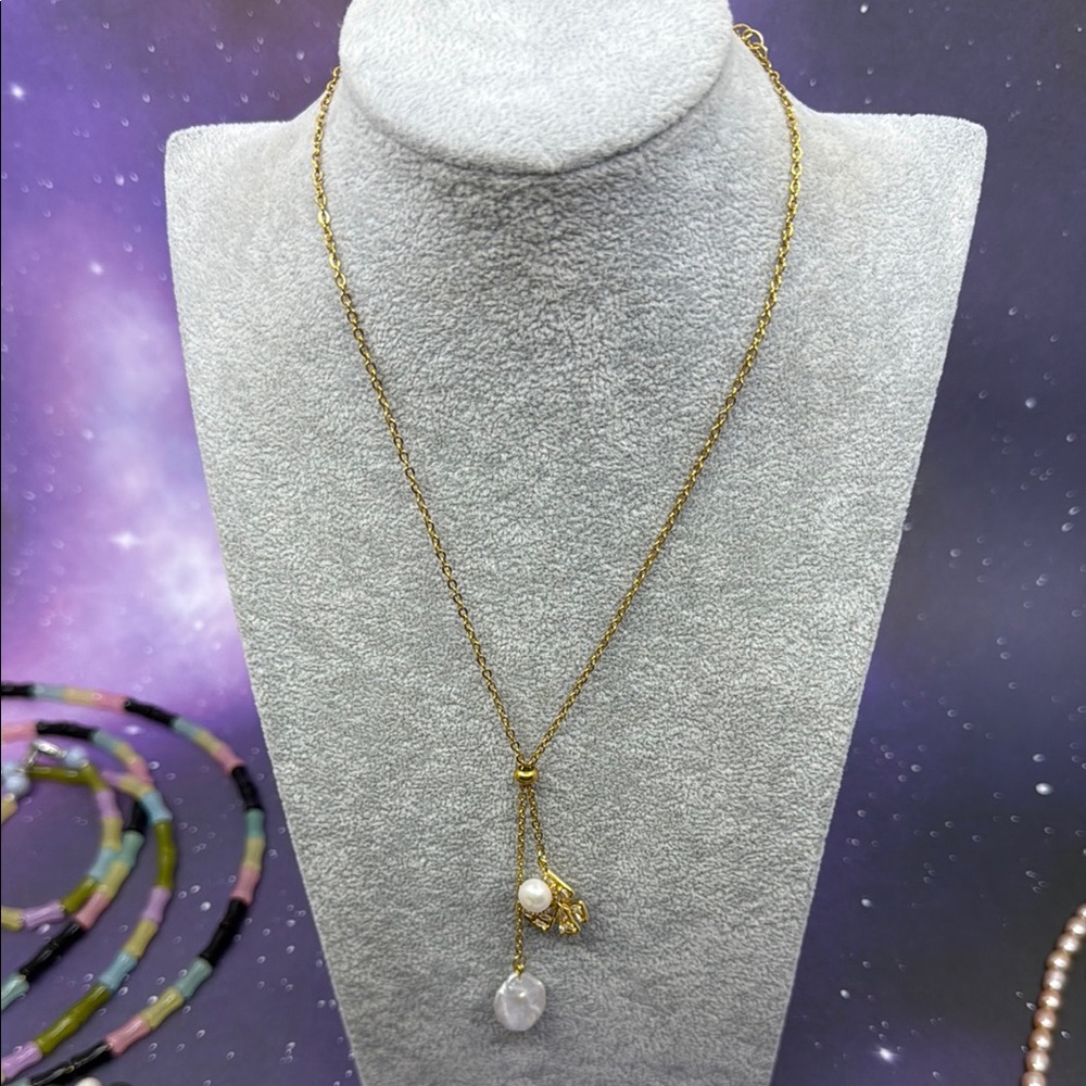 Elegant Gold Necklace with Pearl and Crystal Accents